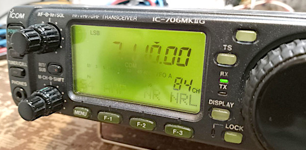 Il display guasto della radio Icom IC-706MKIIG, acceso