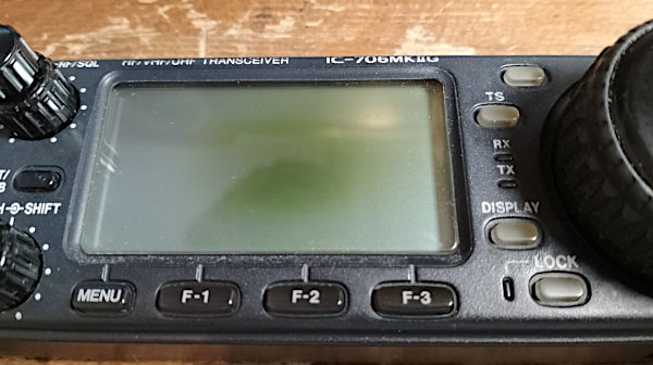 Il display guasto della radio Icom IC-706MKIIG, spento