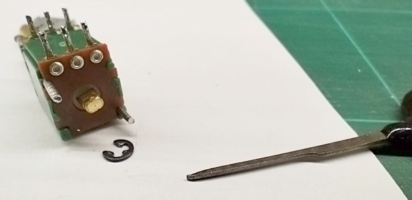 Il piccolo anello in acciaio che blocca le ancorine