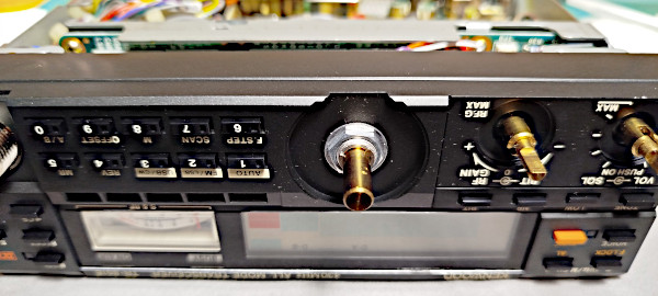 La radio TR-851 senza i pomelli