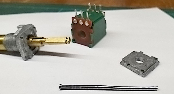 Potenziometro nei suoi pezzi essenziali; in primo piano il lungo rivetto