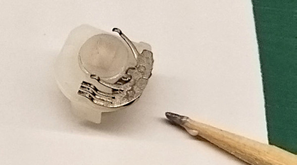 Potenziometro TR-851: il contatto strisciante incollato; a destra, la punta di uno stuzzicadenti