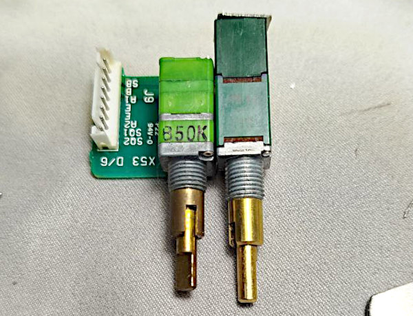 Kenwood TR-851: Il nuovo potenziometro sulla sua basetta