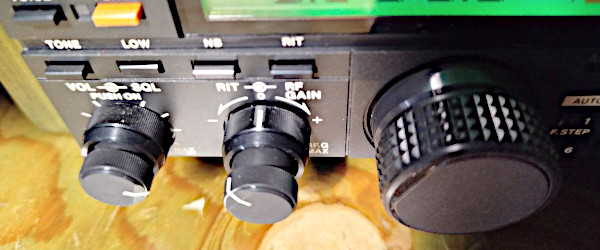 Kenwood TR-851: il pomello leggermente corto