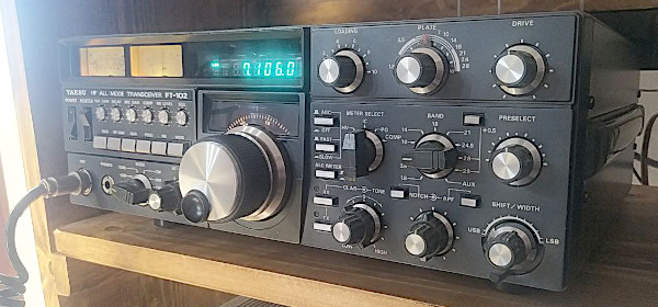 La radio vintage Yaesu FT-102