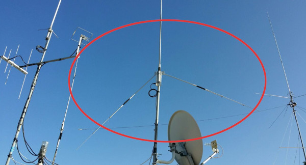 La piccola antenna con due radiali caricati usata durante il contest