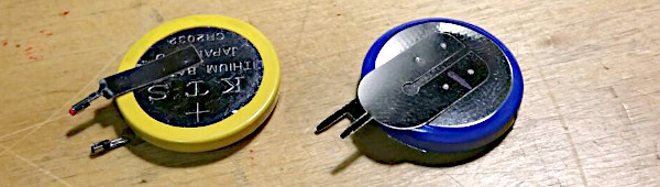 Le due batterie a confronto: a destra, in blu, la nuova