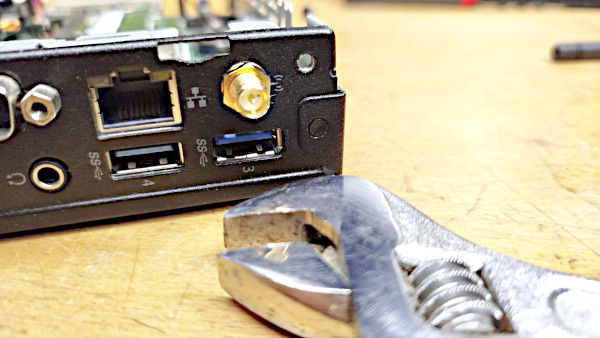 Il connettore SMA dell'antenna sul retro