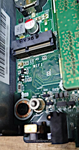 Il connettore della scheda Wi-Fi sulla mainboard