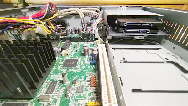 L'interno del piccolo NAS Linux L'interno del piccolo NAS Linux