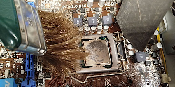 La rimozione della polvere intorno alla CPU