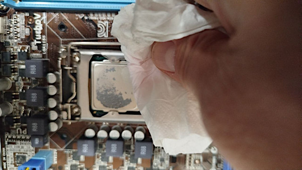 La rimozione del vecchio strato termoconduttivo dalla CPU
