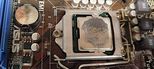 Lo strato ormai secco della pasta termoconduttiva sulla CPU