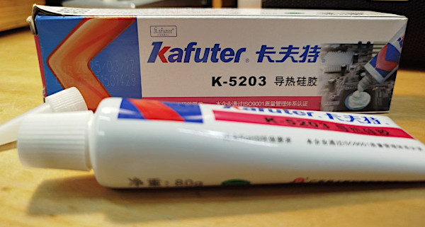 Il tubetto nuovo di silicone termoconduttivo