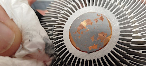 La rimozione del vecchio strato termoconduttivo dal dissipatore