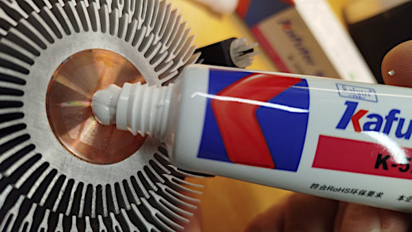 Il grasso al silicone spalmato sul dissipatore ripulito