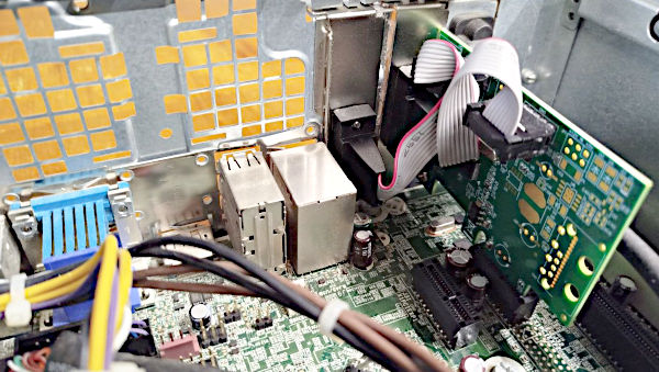 La mainboard e la scheda delle due pore seriali