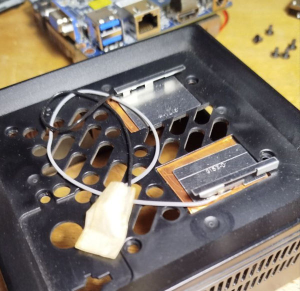 Le piccole antenne del wi-fi del Brix PC