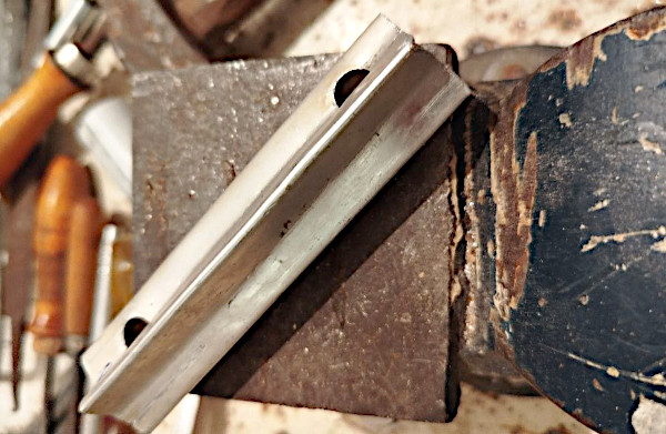 La piegatura delle pareti del quadrello di alluminio che servirà da aggancio tra i pezzi del boma
