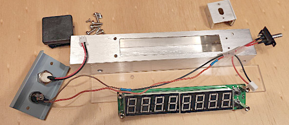 Il frequenzimetro con i pezzi pronti per il montaggio