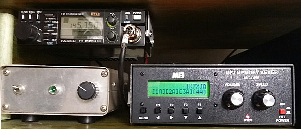 La radio Yaesu FT-212RH sulla sua mensola
