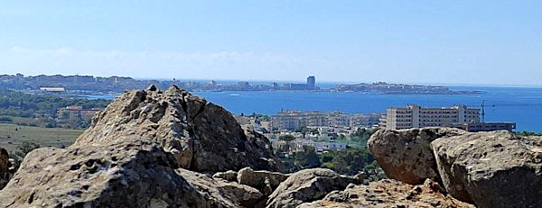 Il panorama dalla Rupe di San Mauro, con Gallipoli distesa nel Mare Jonio