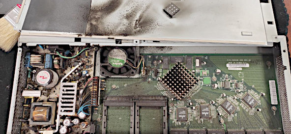 Interno dello switch di rete HP J4813A danneggiato dalla polvere