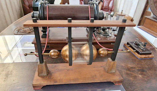 Particolare del trasmettitore di G. Marconi Particolare del trasmettitore di G. Marconi