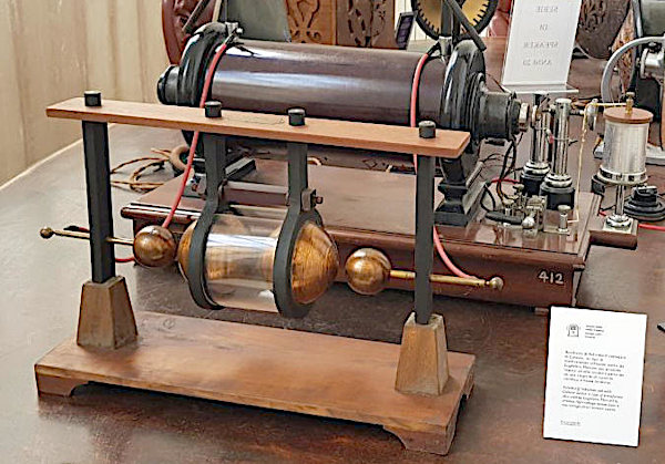 Trasmettitore e bobina di Ruhmkorff del progetto di Guglielmo Marconi Trasmettitore e bobina di Ruhmkorff del progetto di Guglielmo Marconi