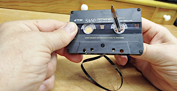 Il nastro riavvolto con una penna BIC