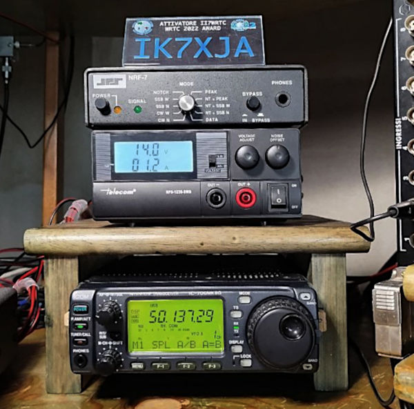 La disposizione di IC-706MKIIG ed il suo alimentatore