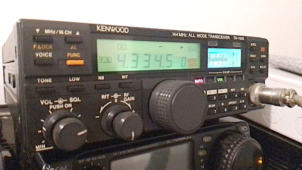 Vista frontale del Kenwood TR-751E