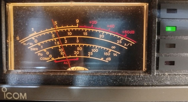 L'elegante S-meter della radio IC-765