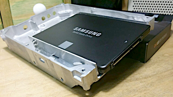 Il nuovo disco SSD montato nel frame autocostruito