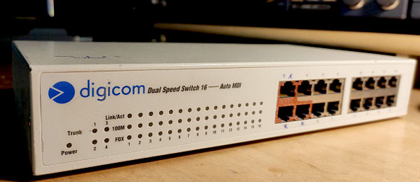Lo switch di rete 10/100 Mb 16 porte Digicom